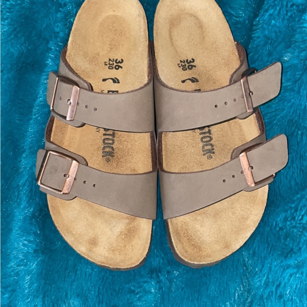 5-5.5 Birkenstock sandals- NEVER WORN